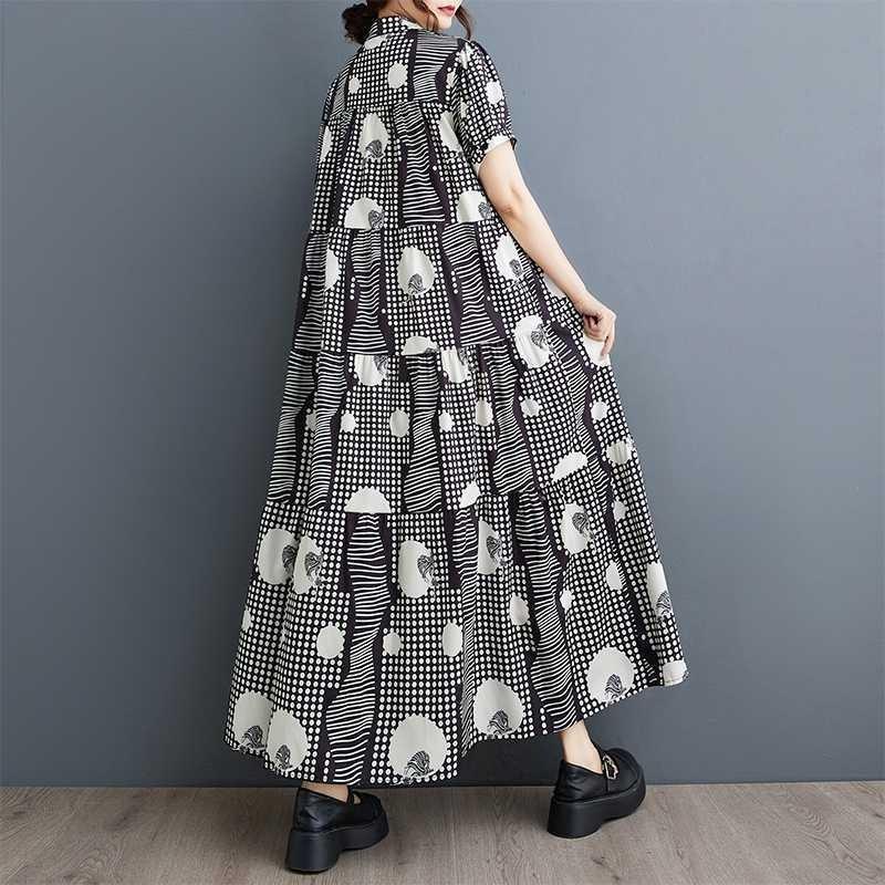 Vestido solto plus size de manga curta com estampa fashion e comprimento médio