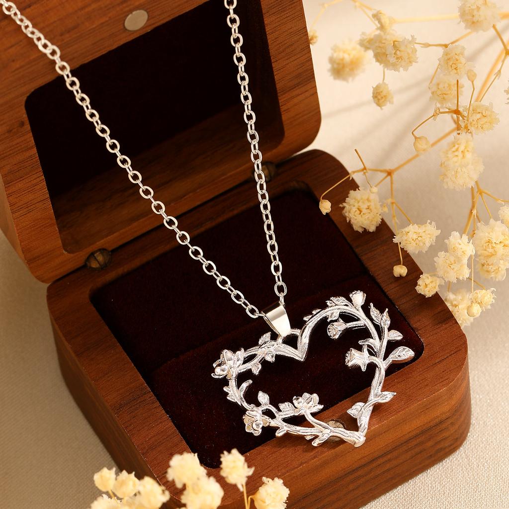 1Pc Golden‑Tone Hollow Heart Rose Flower Pendant Necklace Vintage Floral Delicate Adjustable Chain Fashion Jewelry for Women