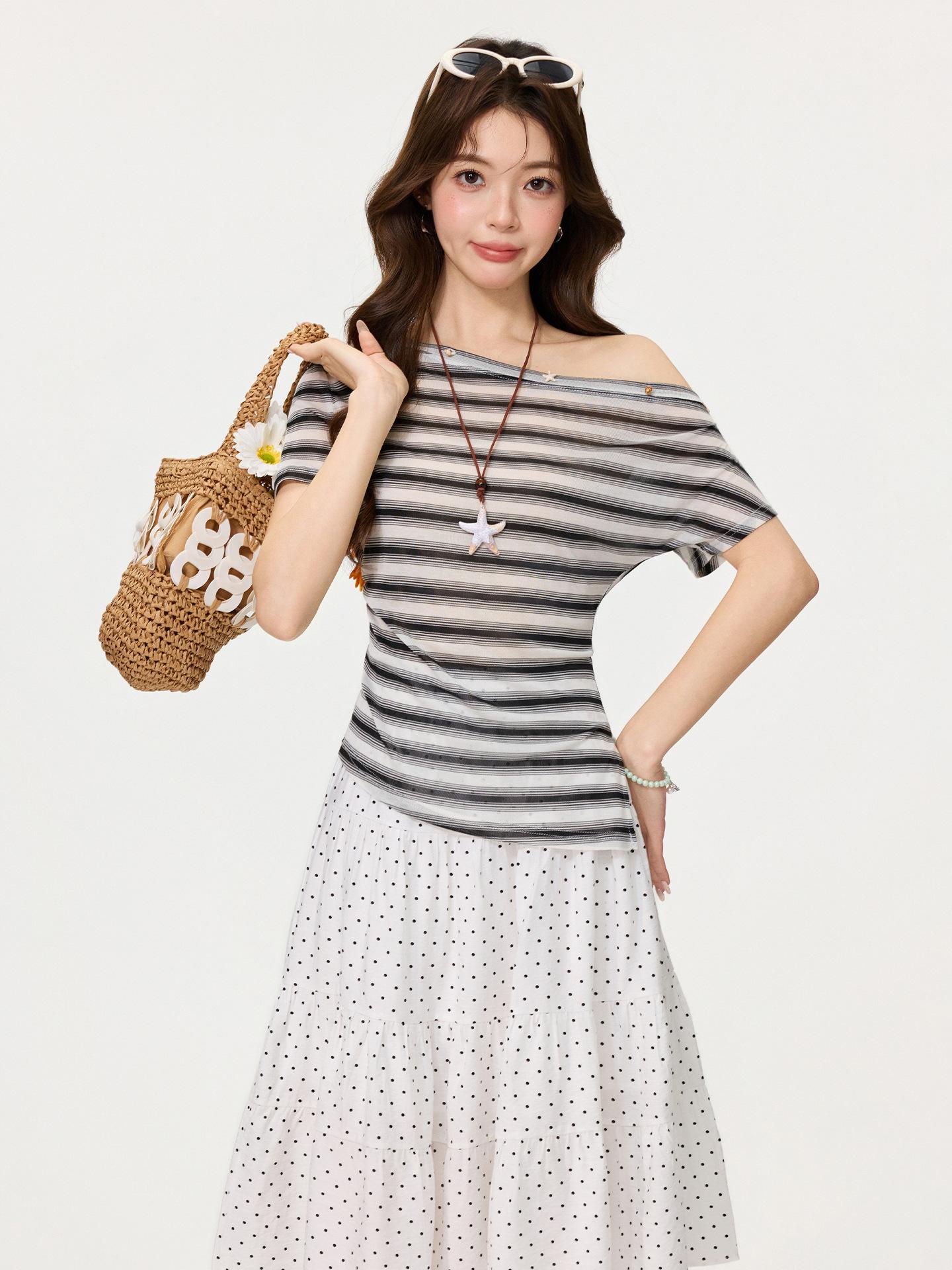 

Retro black and white striped slanted shoulder off-shoulder waist short-sleeved T-shirt spring and summer new slim-fit versatile top women s clothing S