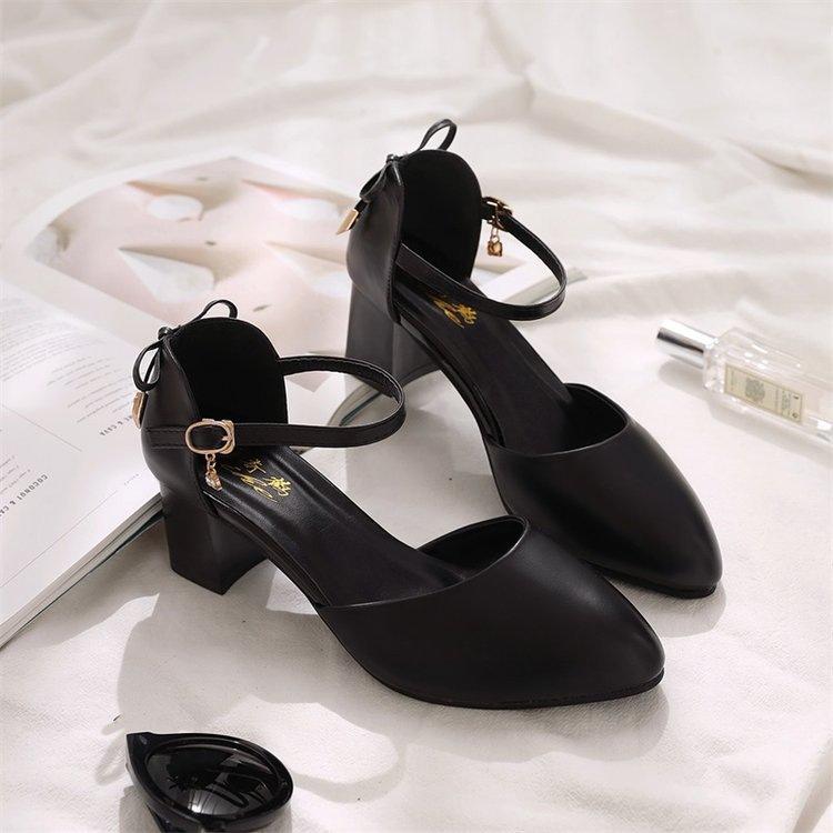 Chaussures baotou à talons hauts talon épais nouvelles sandales d'été à un bouton bout pointu talon moyen chaussures simples