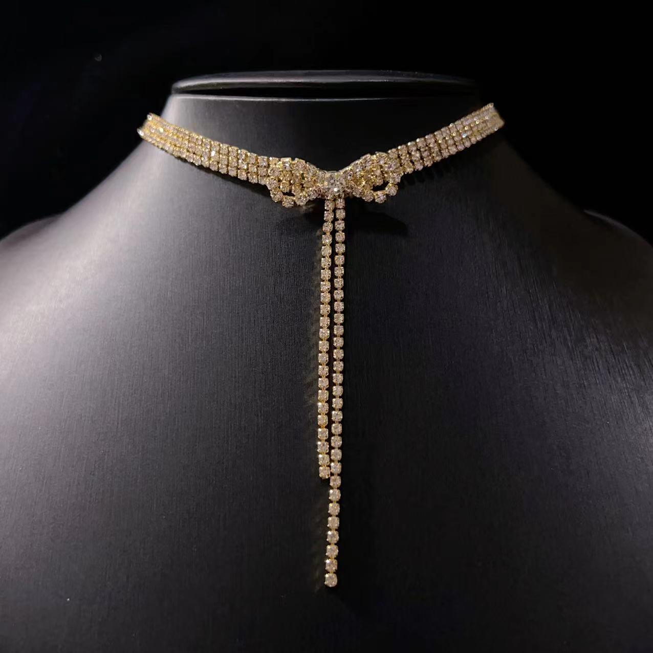 

Женское колье-чокер на ключицу с полным бриллиантовым покрытием и кисточками - Модный универсальный аксессуар золотой