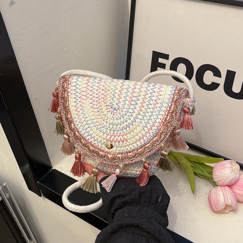 

This year s popular hand-woven bags, niche versatile fringed messenger bags, seaside vacation literary change bags