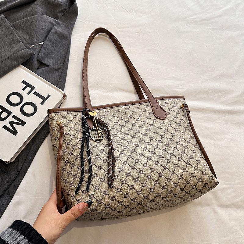 

Персонализированная сумка-тоут для поездок на работу, зима, новая, красивый нишевый дизайн, тренд, на одно плечо, подмышку, женская сумка Without pendant хаки