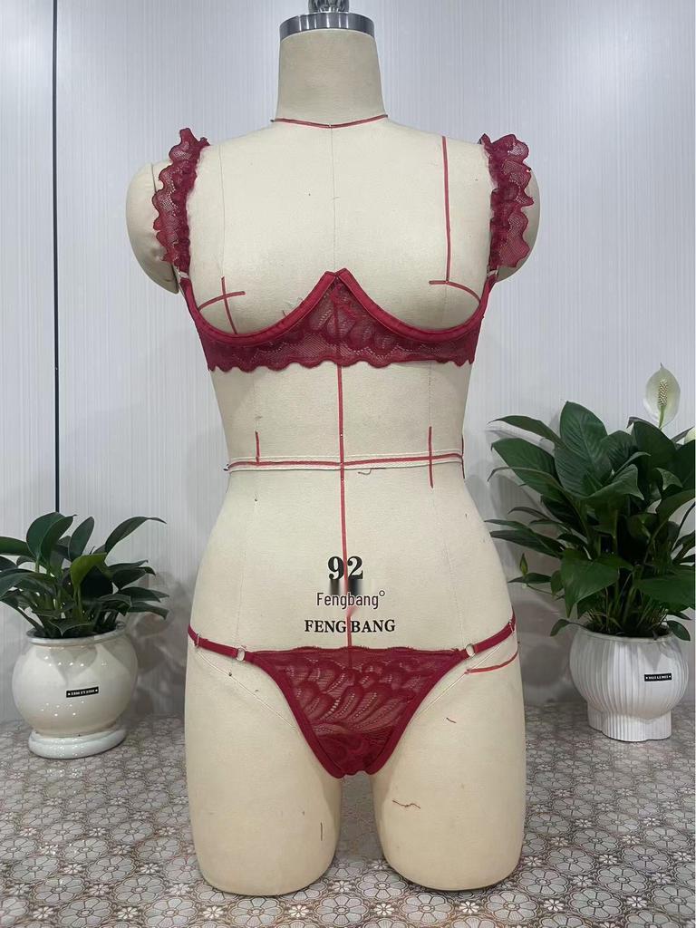 Blumen-Spitzen-Dessous-Set ohne Schritt: Zweiteiler mit Nippel-Enthüllung und sexy Cut-Out-Design