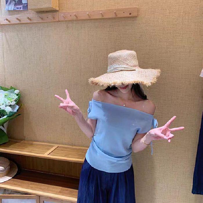 A New Design of Off-the-shoulder Short-sleeved T-shirt for Women Featuring A Slanted Shoulder Strap and A Slimming Short Top