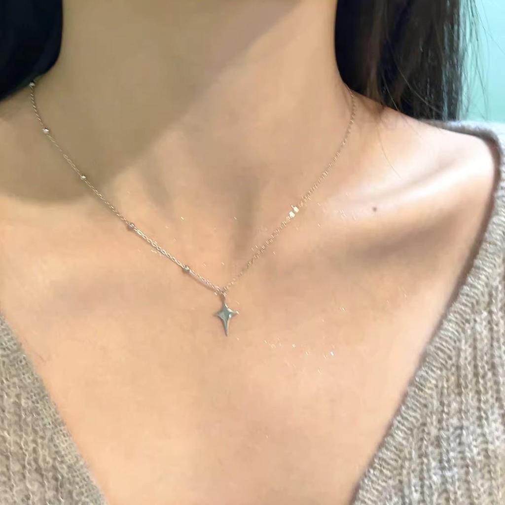 Star-Shaped Asymmetrical Patchwork Necklace: Korean-Style Clavicle Chain with Unique Design.