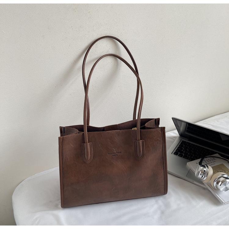 

Premium sense retro fashion large-capacity bag women s new 2025 commuter Korean versatile shoulder tote bag коричневый