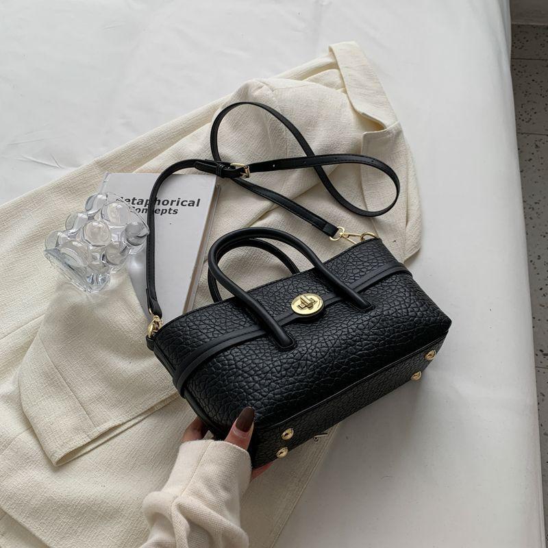 High-end French niche mature small women s bag new go out portable shoulder messenger bag