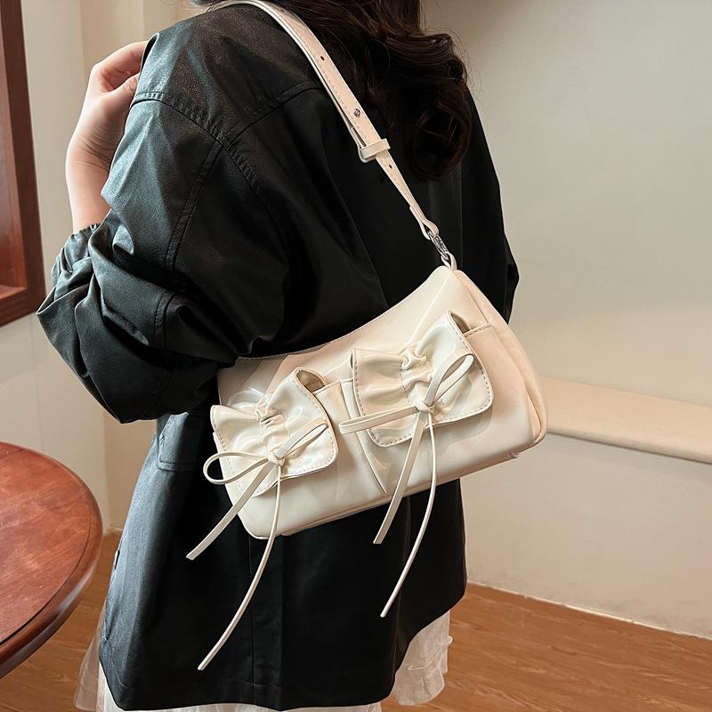 Large capacity bag women's autumn and winter 2025 new fashion niche design shoulder messenger bag commuter underarm small square bag