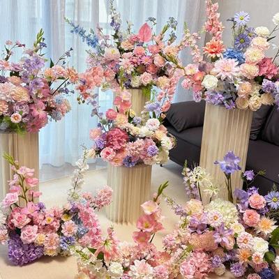 Disposizione floreale romantica per navata nuziale e tavoli: Bouquet e Ornamenti Floreali