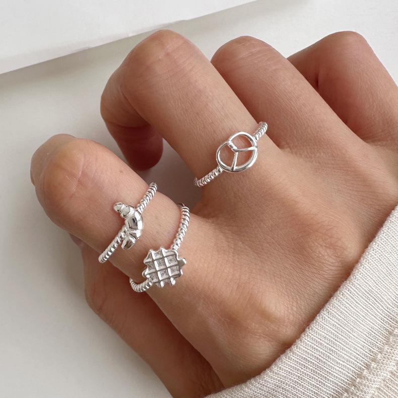 Women's Adjustable Fashionable Alkaline Water Bread Head Ring - Versatile and Trendy
