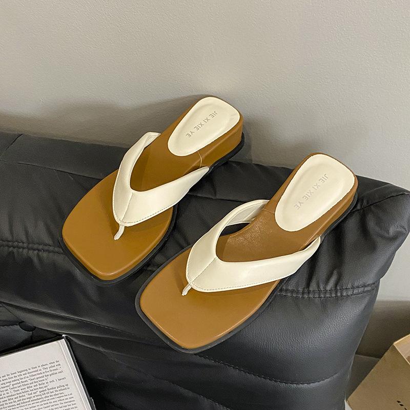 Pinch feet square head slope heel beach shoes cool slippers women's silver new style holiday herringbone 2025 slippers women's summer wear