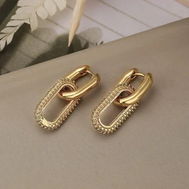 Goldfarbene Hängeohrringe mit glänzendem Zirkon-Dekor Elegantes minimalistisches Doppelschleifen-Design Creolen Schmuck Geschenk für Frauen