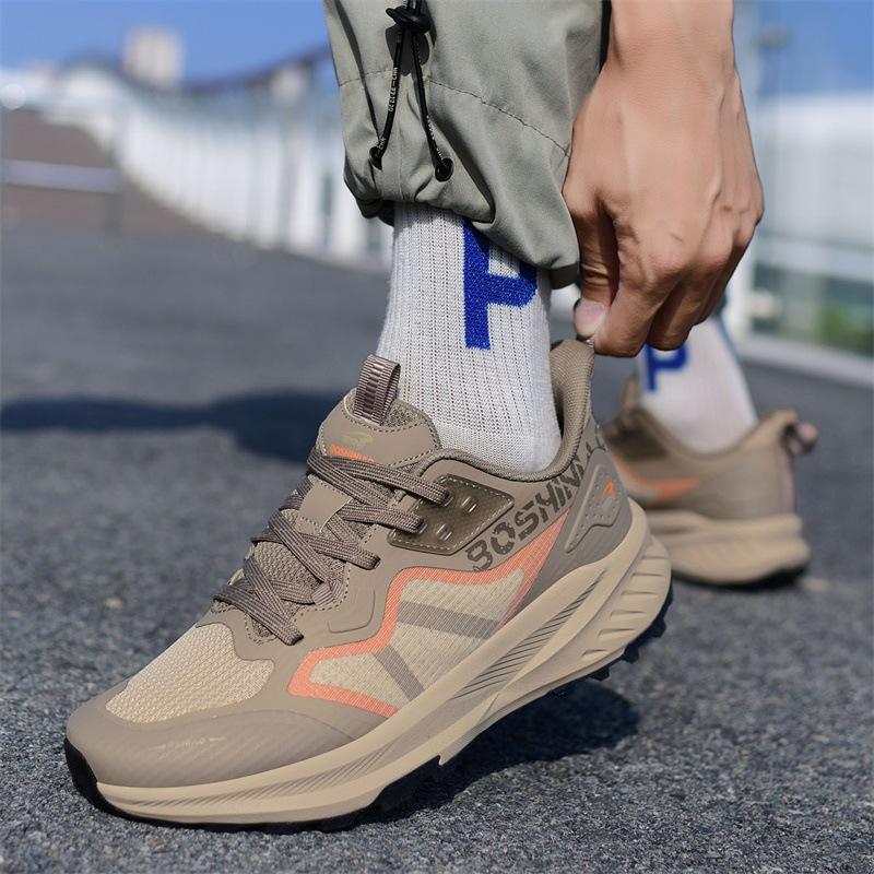 Hochwertige, flache Sneaker mit weicher Sohle und Dämpfung – leicht, bequem und ideal für Outdoor-Aktivitäten. Perfekt für den Alltag.