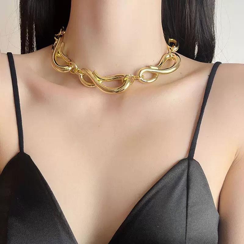 

Tooxika Exaggerated Metal Thick Chain Twisted 8 Word Cuban Chain Necklace Cold Wind Temperament Spice Girl Collarbone Chain
