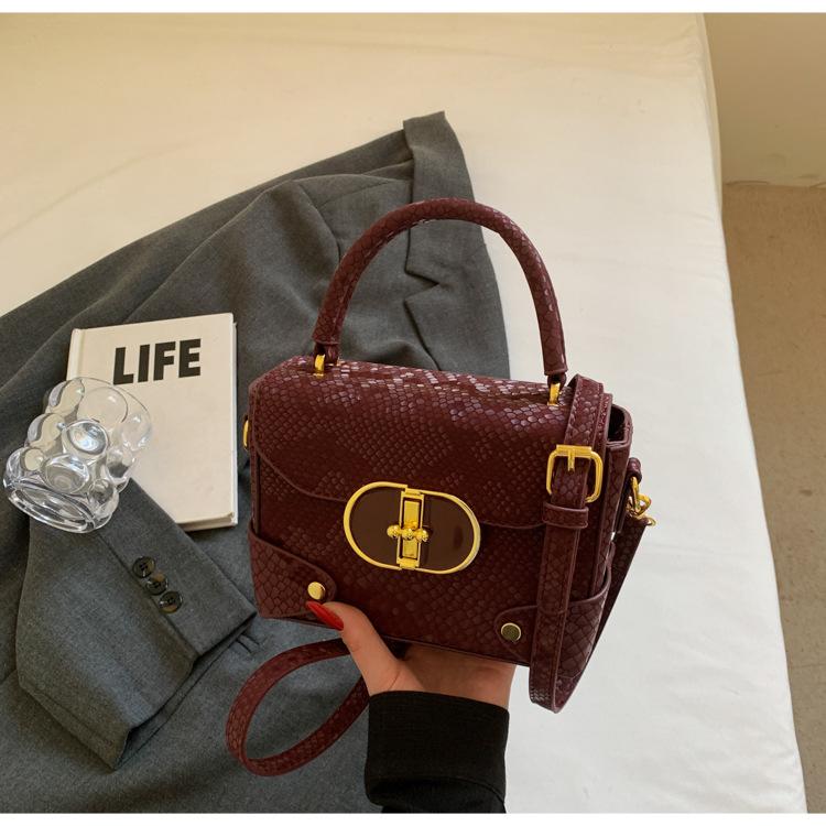 

French niche design 2025 new fashion high-end texture contrasting color women s shoulder messenger bag popular handbag бордовый