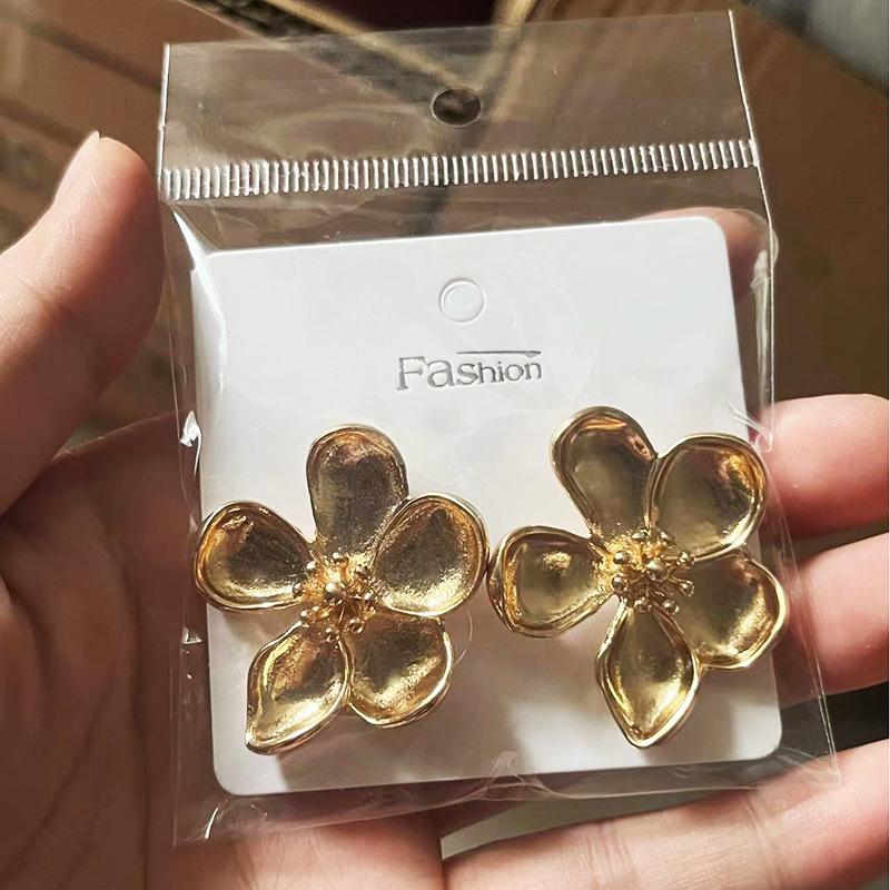 Elegant Gold Retro Flower Geometric Hoop Earrings for Women