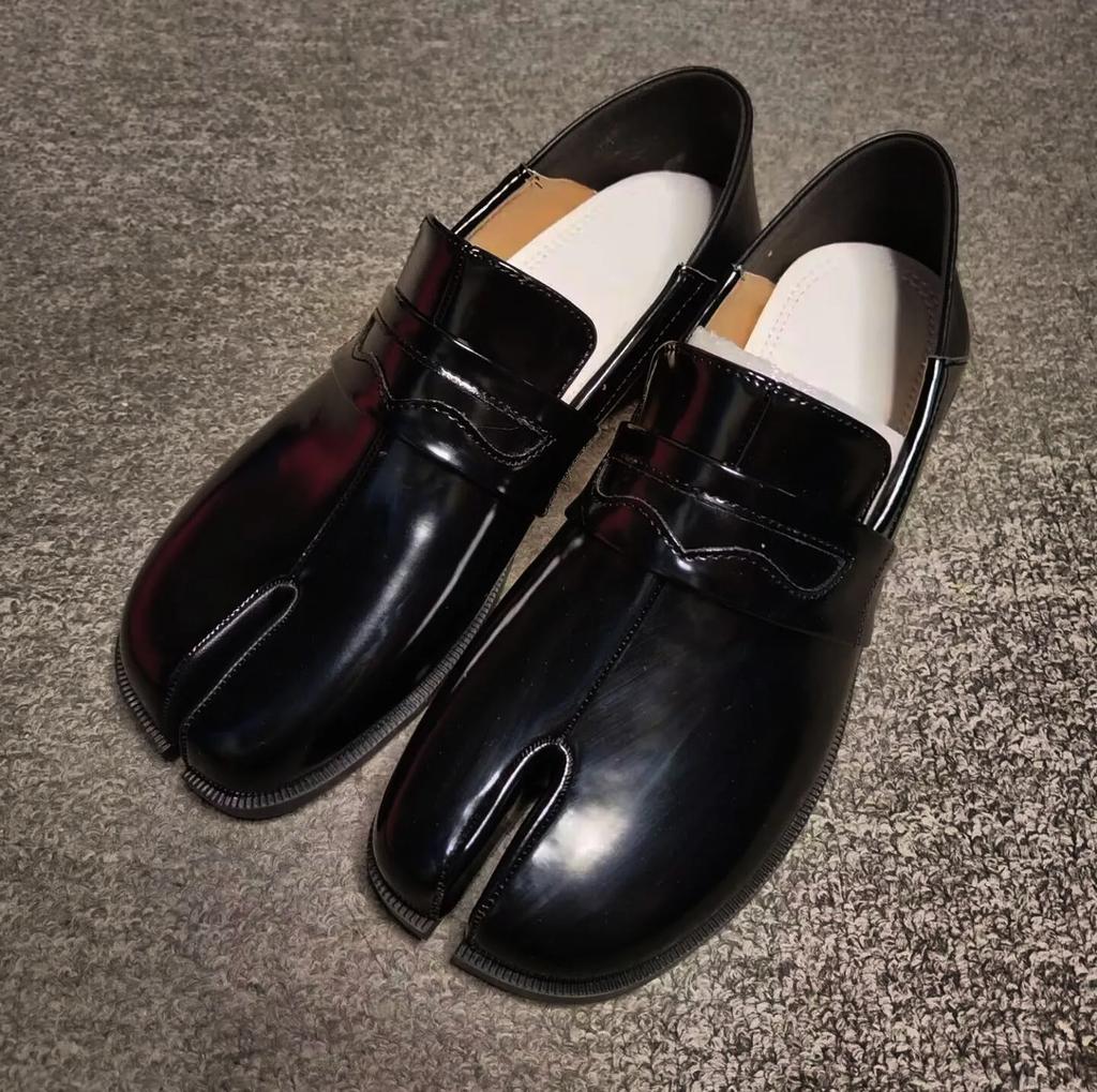 Fashion Women's Tabi Split-Toe Loafers British Style Flat Heel Painted Leather Slip-On Lazy People's Shoes Pig Foot Single Shoes
