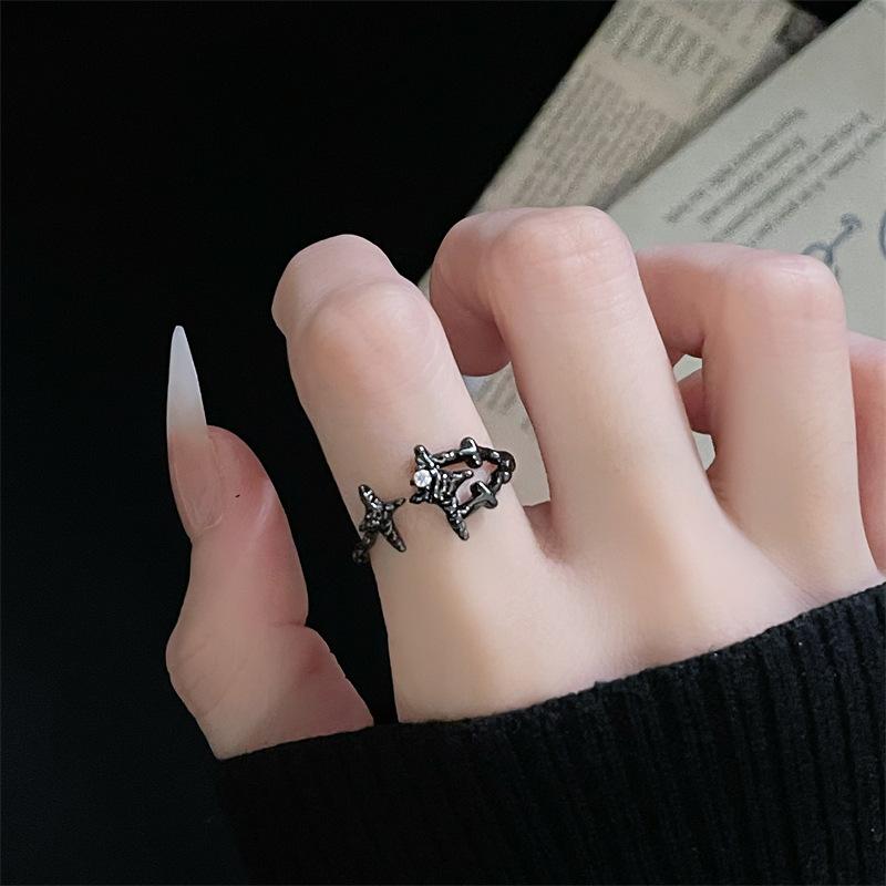 Gefalteter Französischer Persönlichkeits-Astraler Offener Ring Diamant Schwarz Und Weiß Stern Partnerring Fortgeschrittener Dunkler Zeigefingerring