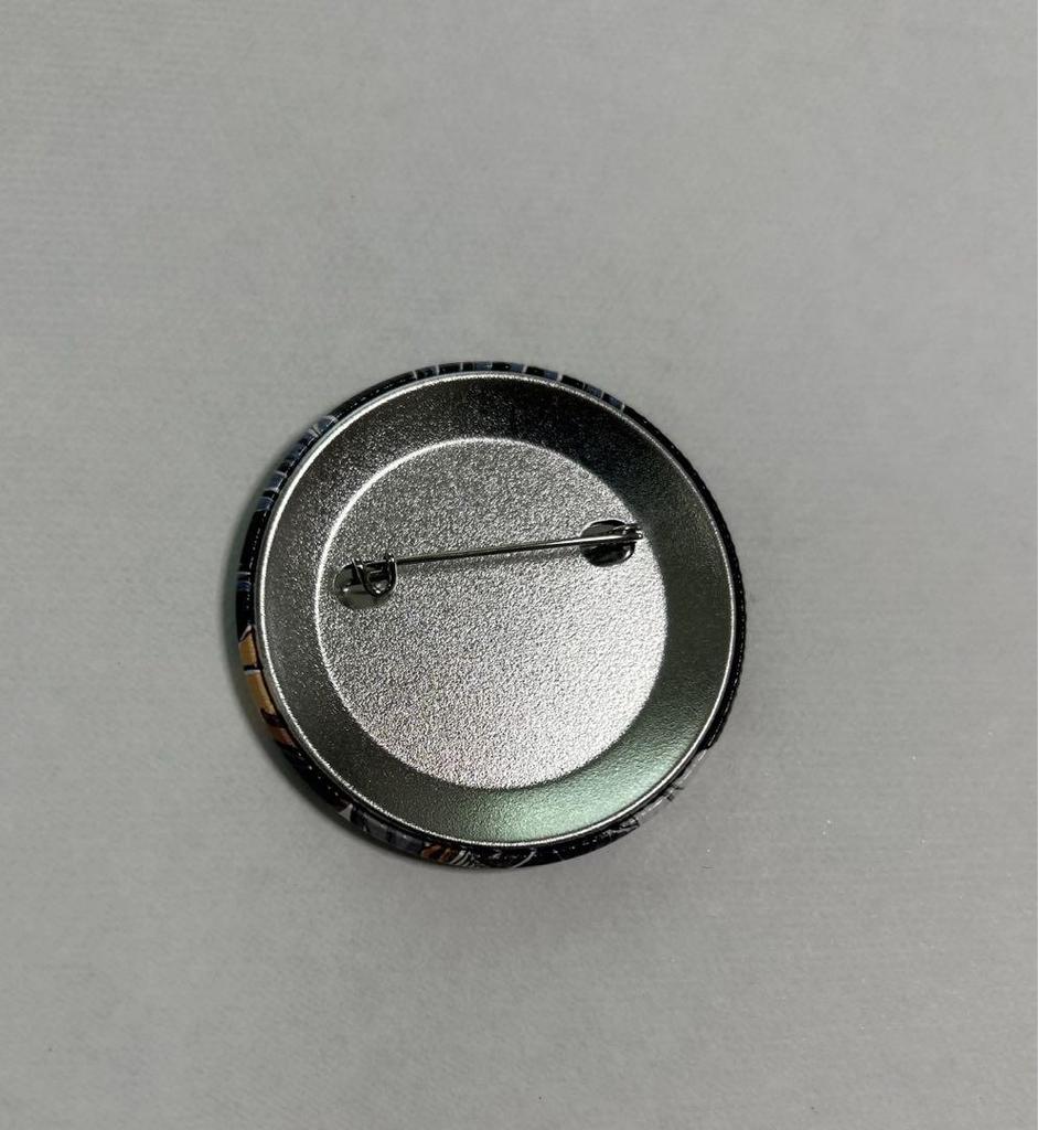 [USED] Demon Slayer: Kimetsu no Yaiba - Mugen Train - Silver Screen Art Book - Can Badge - Kyojuro Rengoku