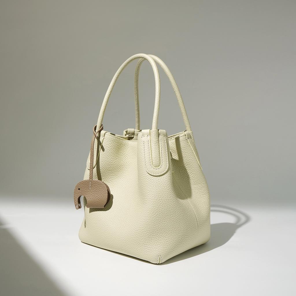 Textured Cowhide Bag, Simple and Versatile Mobile Phone Messenger Bag, Commuter Shoulder Bucket Bag.