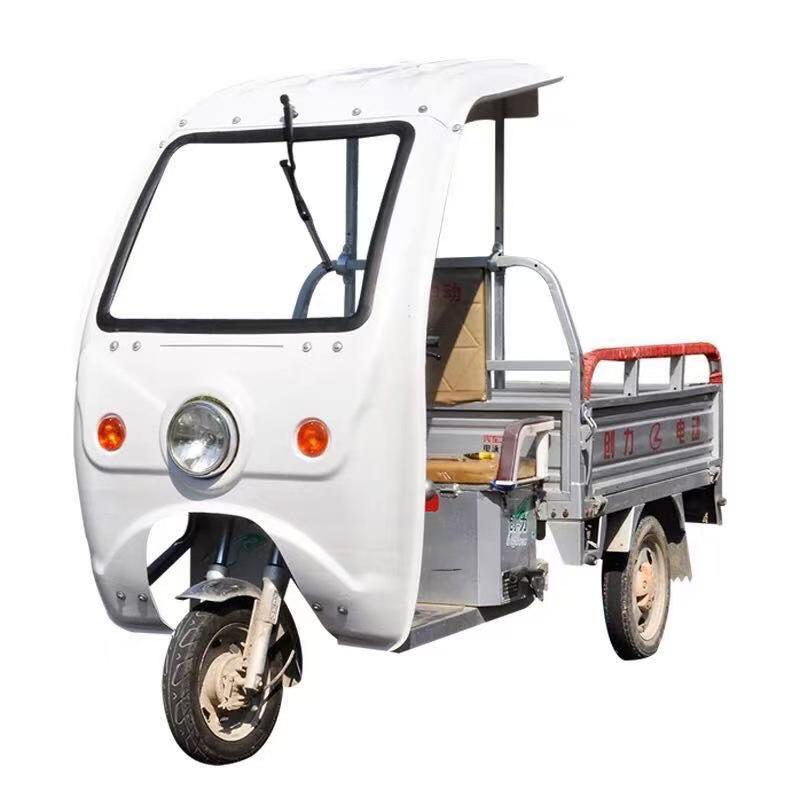 Regnskyddat soltak för elektrisk trehjuling, för framsäte och budkörning