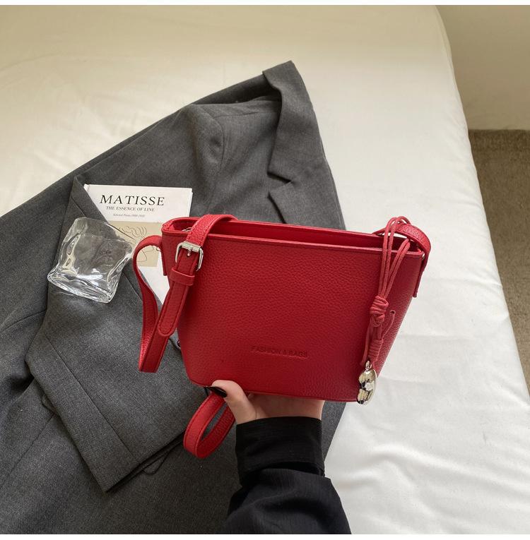 

2025 new fashion shoulder bucket bag, foreign style simple personality versatile spring popular messenger temperament women s bag бордовый