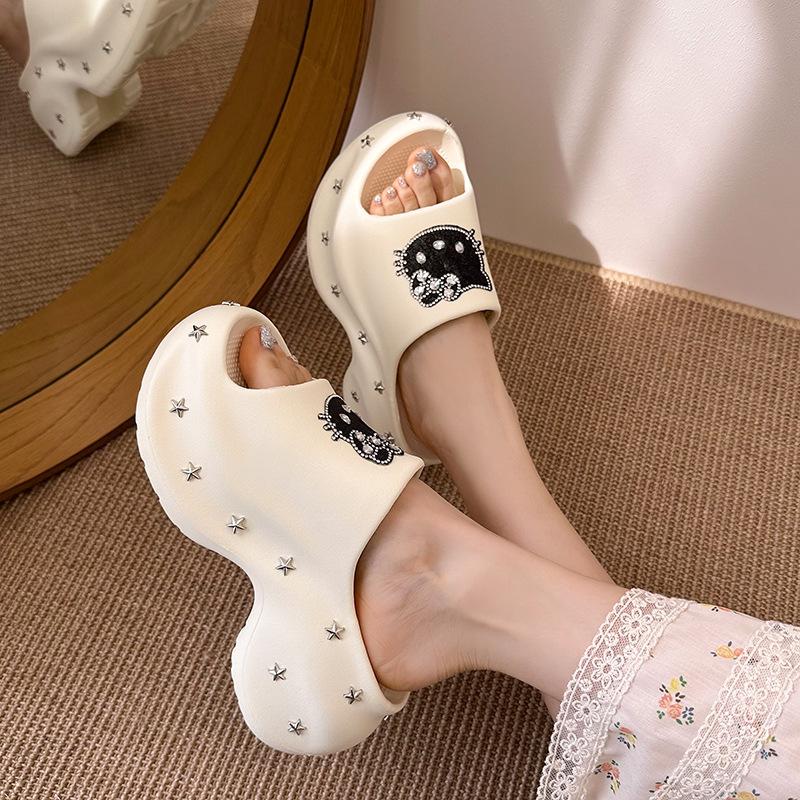Klapki damskie na grubej podeszwie podwyższającej, jednosłowne, do noszenia wiosną i latem 2025, nowe buty z dziurkami, urocze małe klapki plażowe, fajne