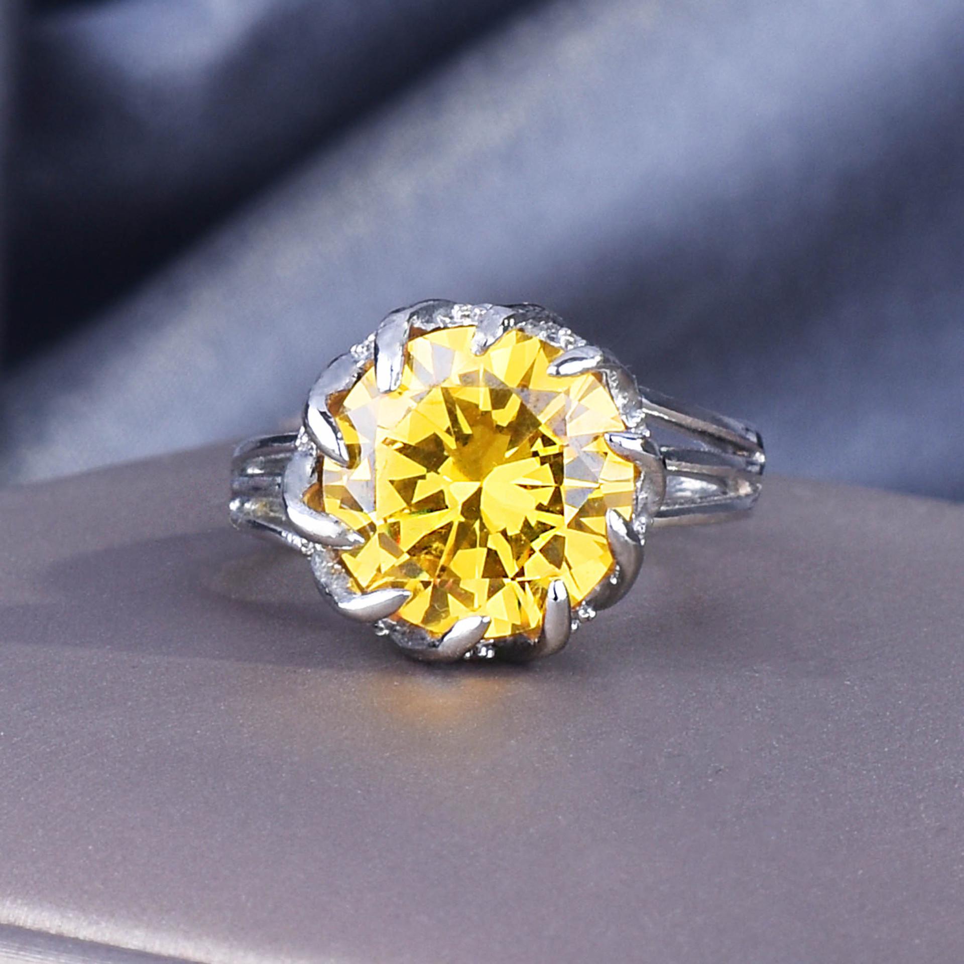 

Новый бриллиантовый набор «Лотос» 7,5 карат: Подвеска с бриллиантом яркого желтого цвета, серьги-пусеты с бриллиантами цвета параиба и кольцо с цветным драгоценным камнем.