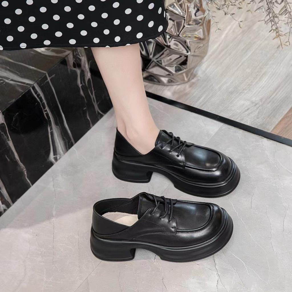 The first layer of cowhide women's new small leather shoes has a retro thick heel and two single shoes.