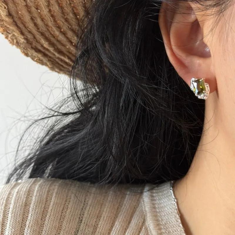 PONYKISS Srebrne Kolczyki Sztyfty z Zielonym Cyrkonem dla Kobiet Minimalistyczne Modne Delikatne Nieregularne Geometryczne Akcesoria