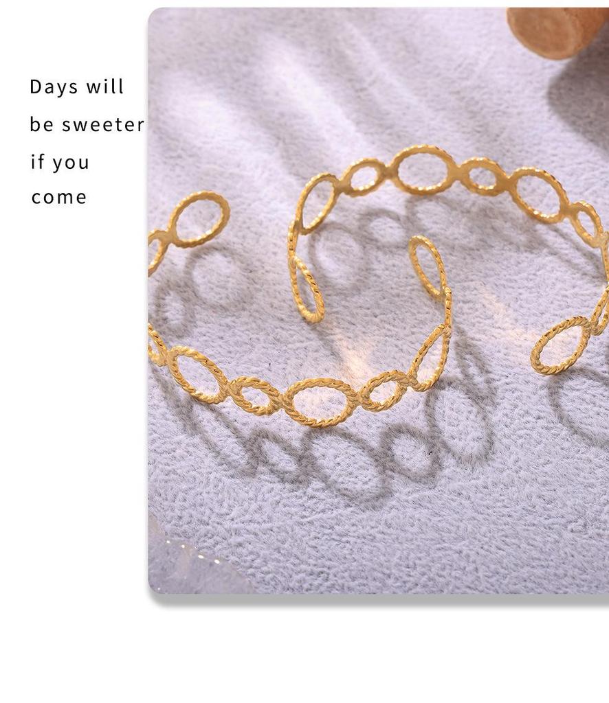 Qiong Yao Openwork Spliced Ring Bangle: European & American Style, 18K Gold-Plated Stainless Steel Bracelet