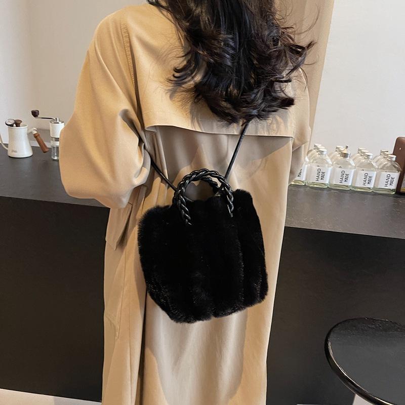 Autumn and Winter Super Fire Niche Furry Bag Women's 2025 New Versatile Messenger Bag Fashionable Portable Furry Bag