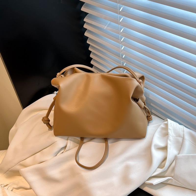 Super Fire Niche Milk Yellow Bag Women's 2025 New Trendy and Popular Versatile Messenger Bag Fashion Temperament Pleated Bucket Bag