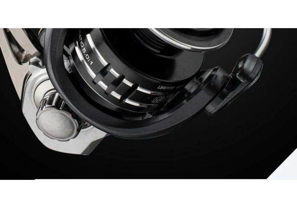 Zweihand-Spinrolle für das Felsenangeln mit Metallfußsitz und Gleitposenköder, Ideal für Meeresrute und Weitwurf.
