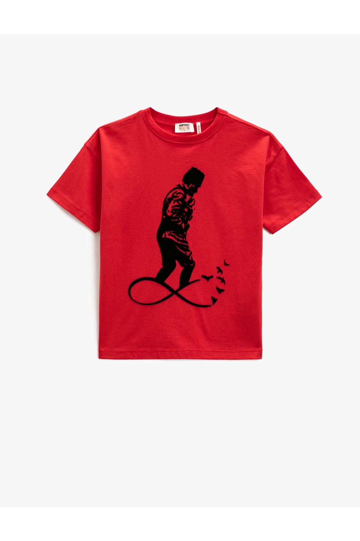 

Футболка - Красная - Классический крой..