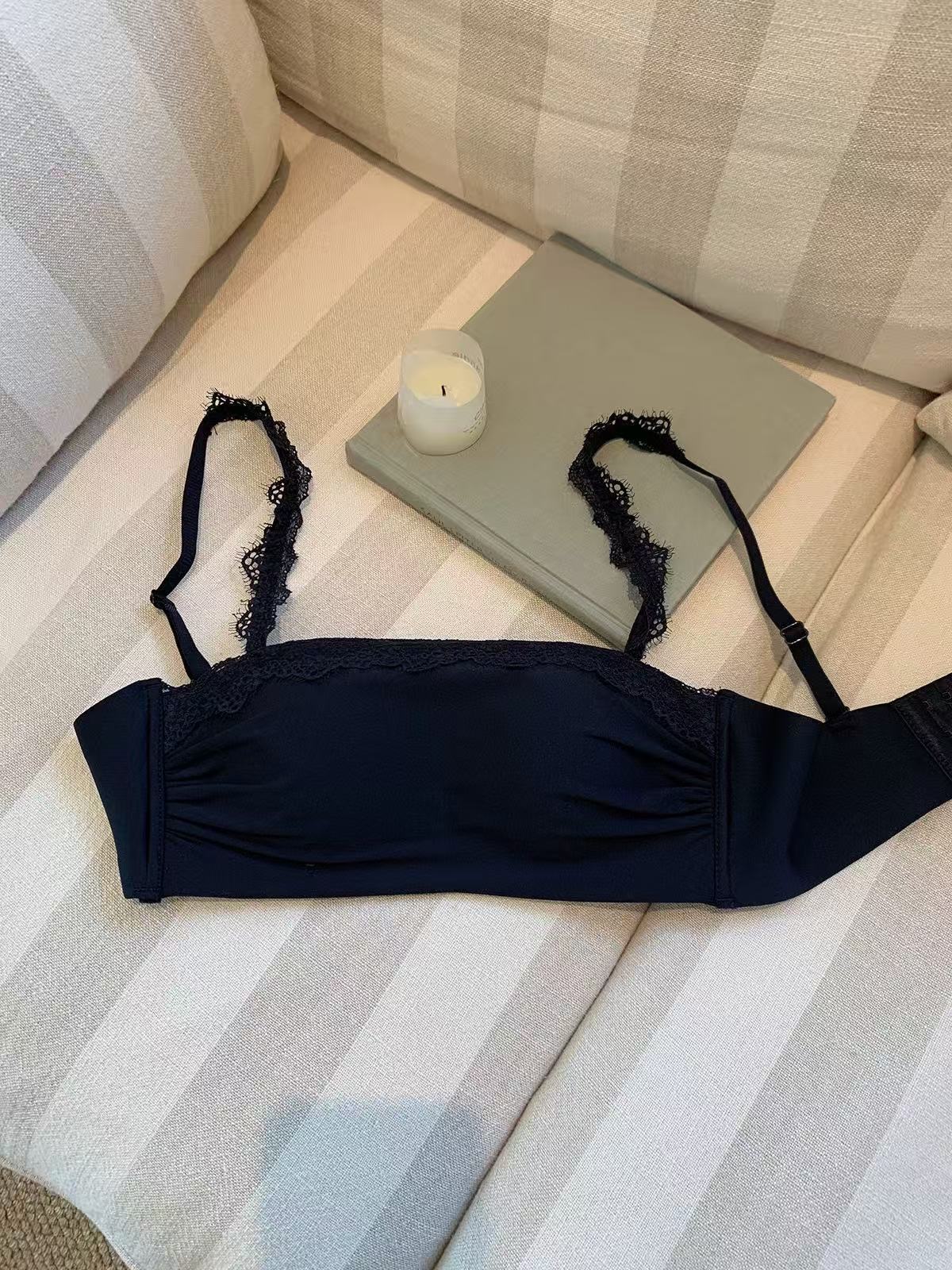

The tube top is anti-light and large, and the non-slip gathers the beautiful back. The new chest-wrapped pure lace bra 38/85AB чорний