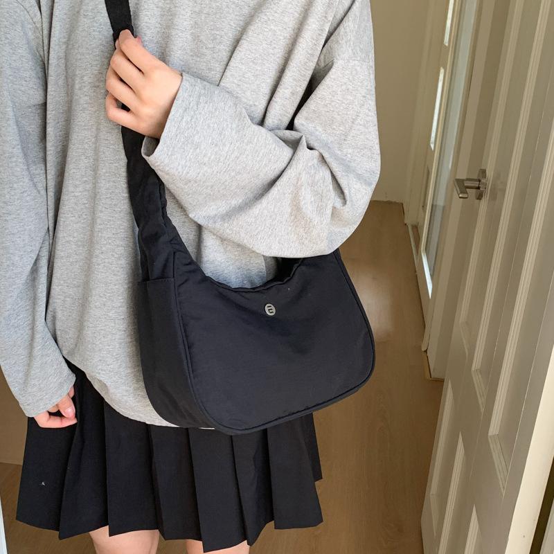 

Модная тканевая сумка женская новая высококлассная нишевая сумка-пельмень подмышку летняя повседневная на плечо сумка-мессенджер чёрный