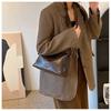 Retro fashion underarm bag women's new 2023 autumn and winter simple versatile tote bag high-end commuter shoulder bag