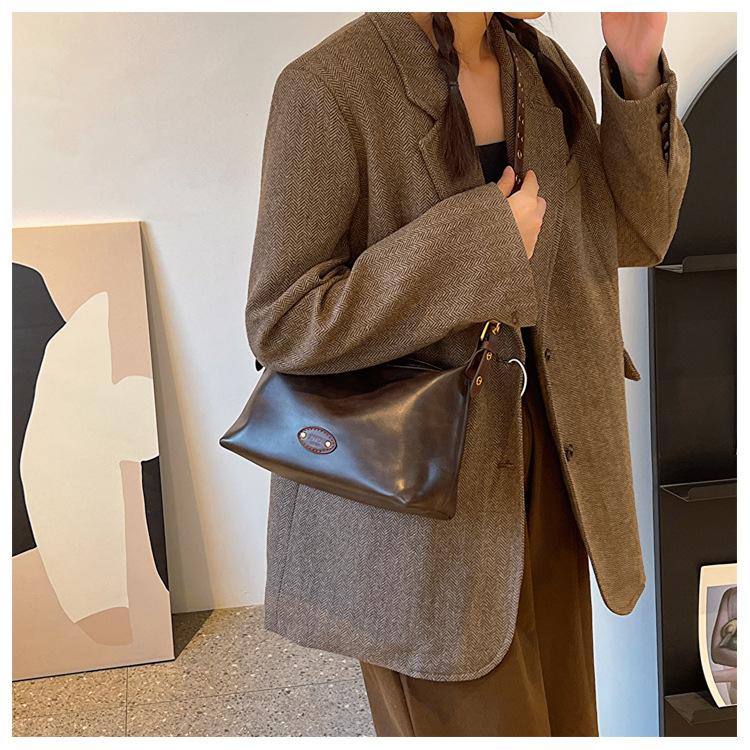 Retro fashion underarm bag women's new 2023 autumn and winter simple versatile tote bag high-end commuter shoulder bag