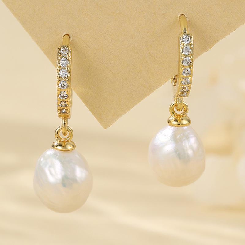 Elegant Baroque Pearl Earrings with Zircon Accents золотой