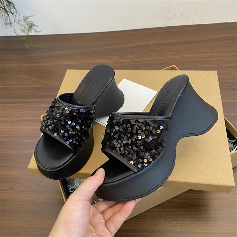 Muffin Platform French Cool Slippers Women's Wear 2025 New Spring and Summer Korean Version Super Fire Beautiful Sequined Beach Sandals