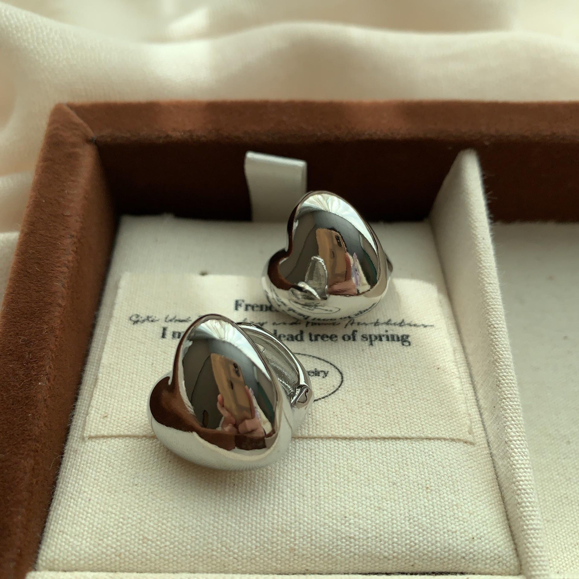 

Full three-dimensional heart-shaped earrings, ear buckles, simple and advanced sense, light luxury, fashion niche, unique romantic earrings