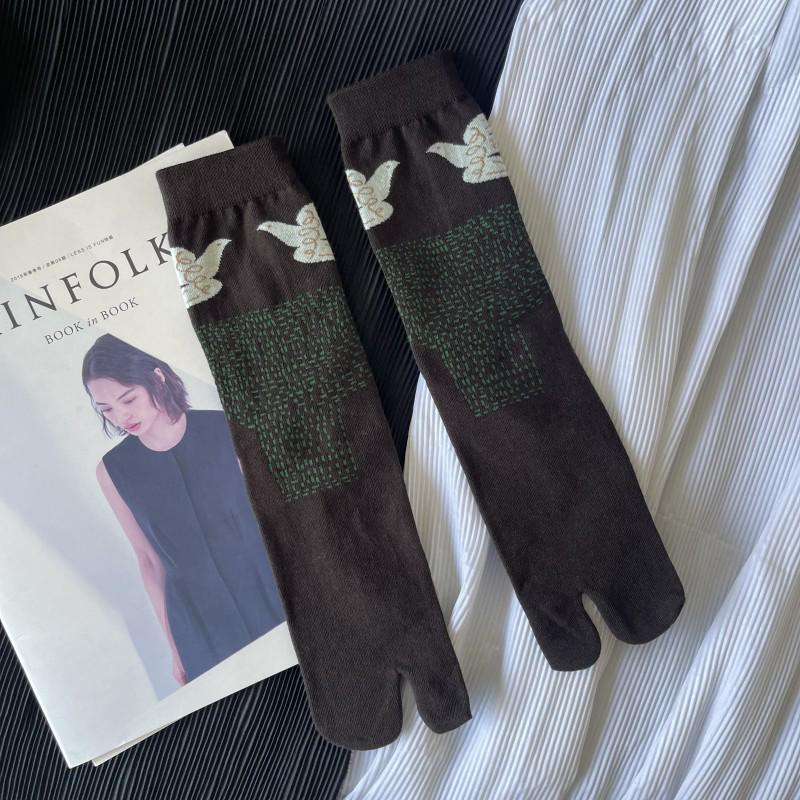 Trendy Japanese Multi-Color Jacquard Floral Tabi Socks - Cute Split-Toe Mid-Calf Design