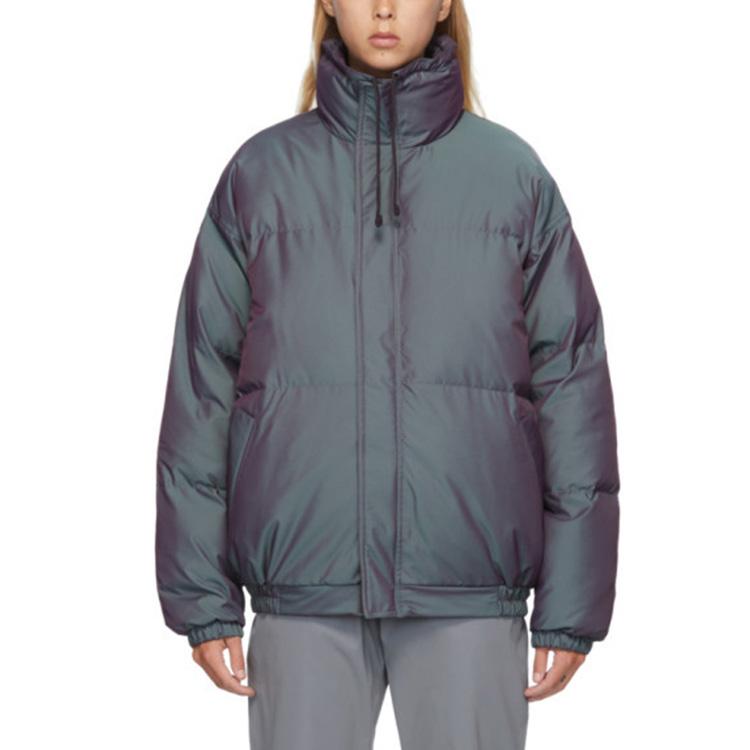 Fear of God Základní duhově reflexní péřová bunda s logem, zapínáním na zip, stojáčkem, teplým zesíleným lemem se stahovací šňůrkou, unisex svrchní oděv FOG-SS20-305