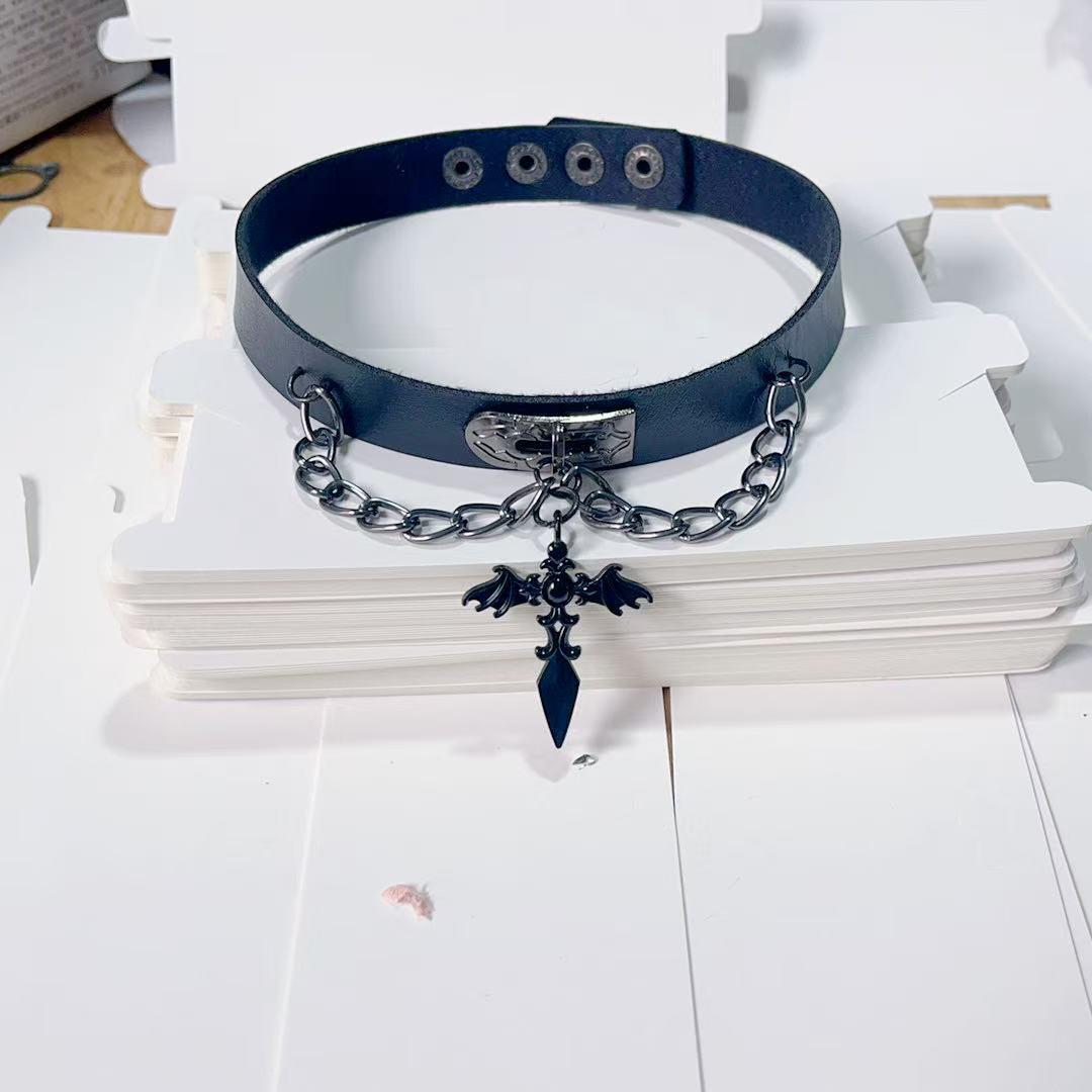 

Чокер Y2K в стиле дарк-панк из черной кожи с цепочкой с крестом, дьяволом и ангелом
