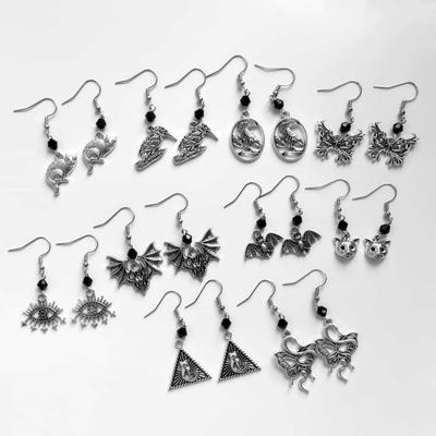 Boucles d'oreilles pendantes Gothiques Rétro Couleur Argent L'Œil d'Horus Crâne Chauve-souris Corbeau Papillon Chat pour Femmes Bijoux Cadeaux Fête d'Halloween