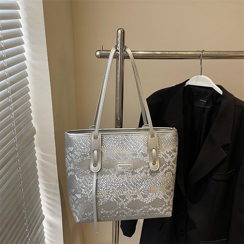 Large-capacity commuter tote bag women's fashion versatile shoulder bag new niche simple leisure bag