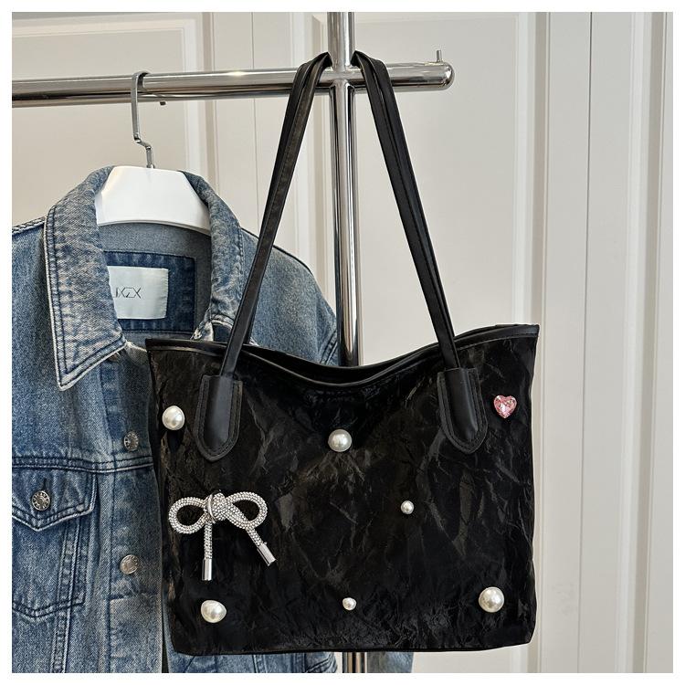 

Вместительная сумка-тоут под мышкой с заклепками, новый тренд, однотонная, персонализированная, в стиле кэжуал, женская чёрный