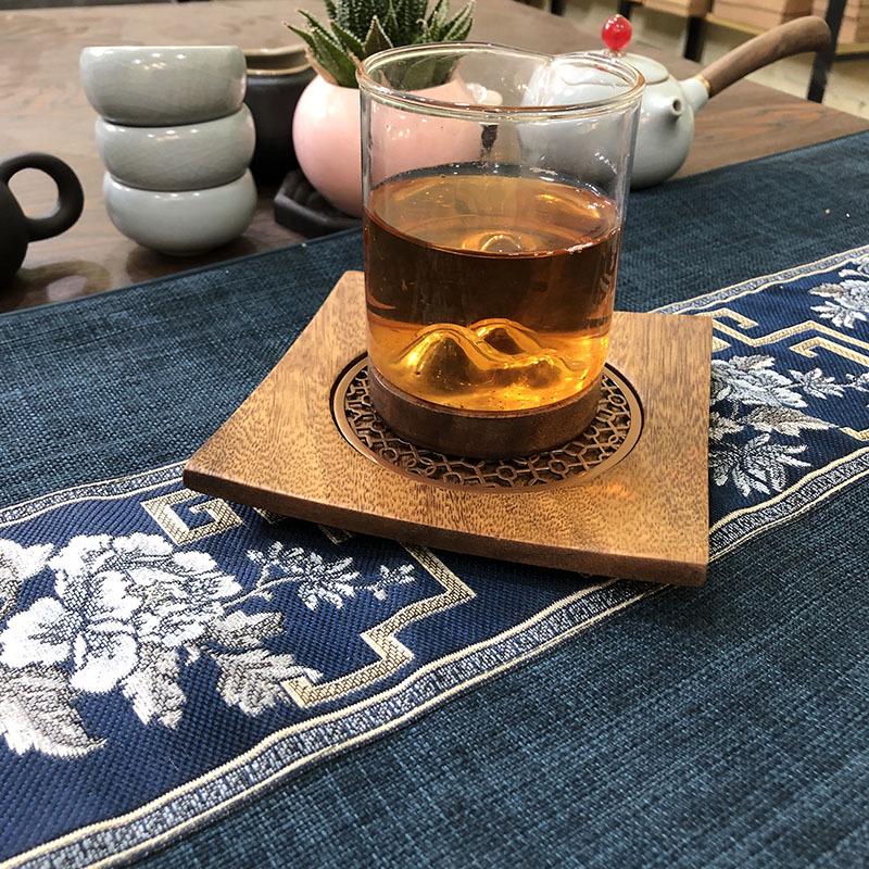 Taca do herbaty i podkładka z drewna orzechowego z pojemnikiem na wodę